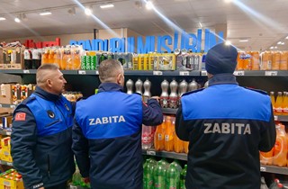 Gemlik'te Bozuk Ürün Satan Marketler Zabıtaya Takıldı